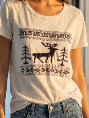 RARE! WE THE FREE FREE PEOPLE embroidered reindeer t-shirt XS